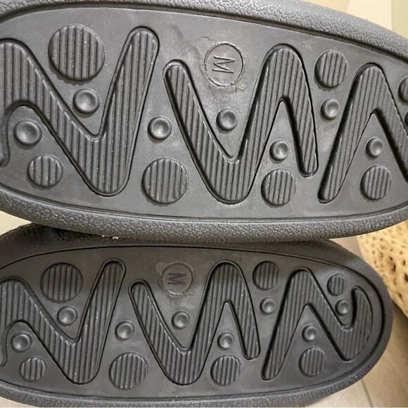 NASA space boot slippers
Size M 9/10 
NWOT never worn - Picture 10 of 11
